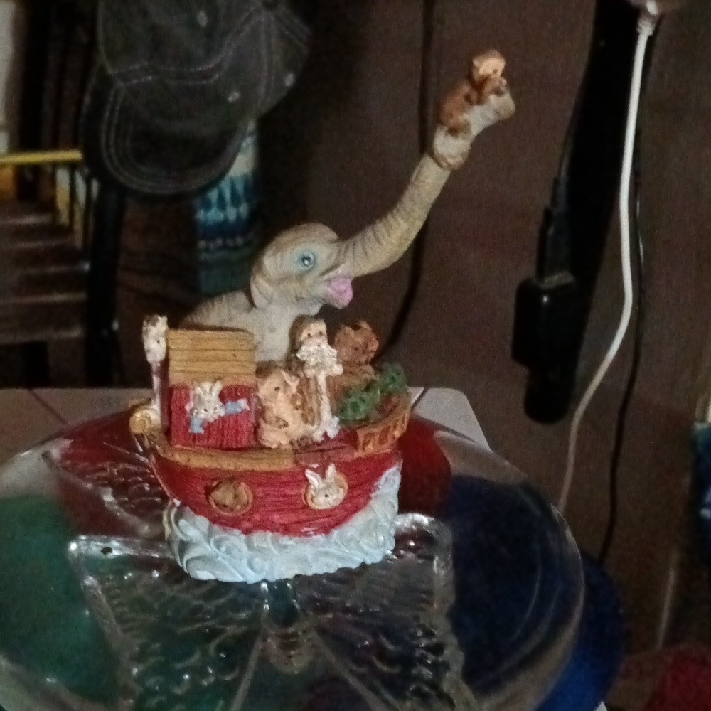 Vintage Trippie’s Inc. Noah’s Ark Figurine Hinged Animal Scene Panorama 1996